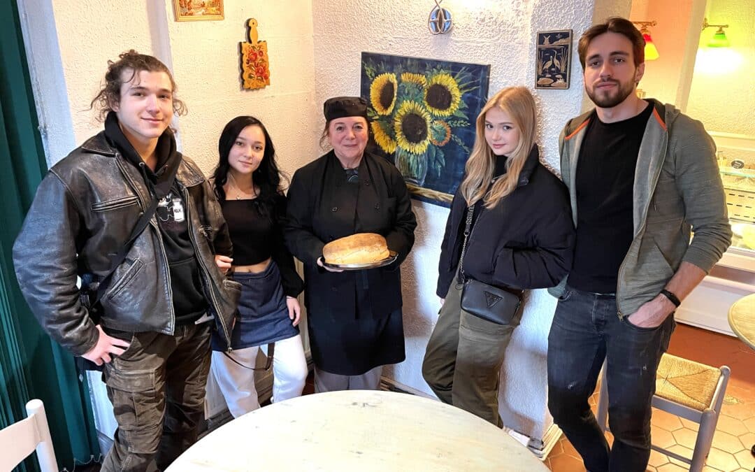 Refugees join restaurant in supporting their Ukrainian homeland